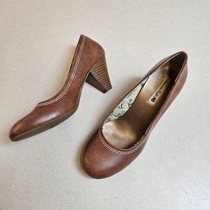 EUC American Eagle 7 Brown Pumps 2"